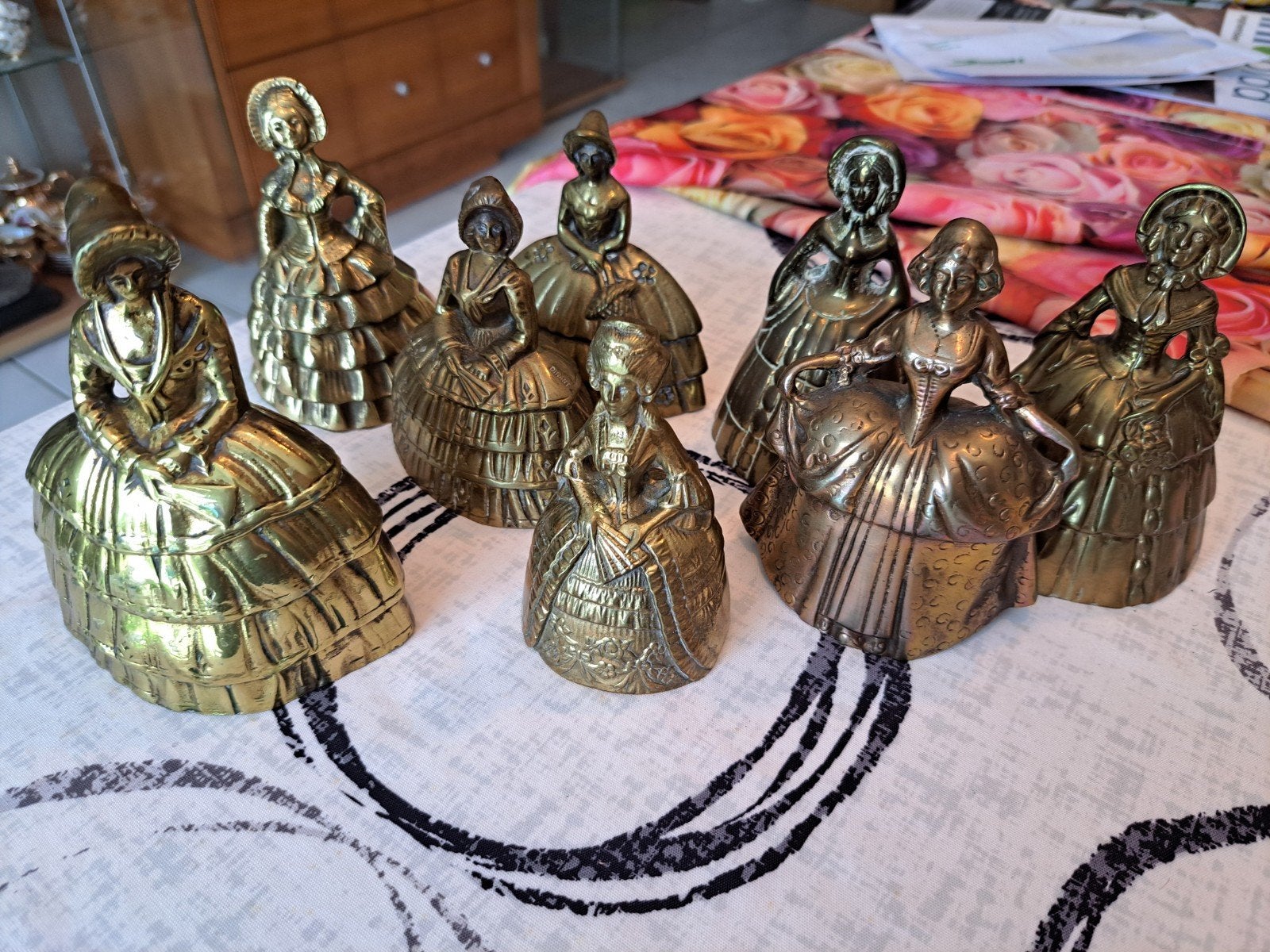 23 vintage messing tafelbelletjes,   Victoriaanse dames, Enlèvement