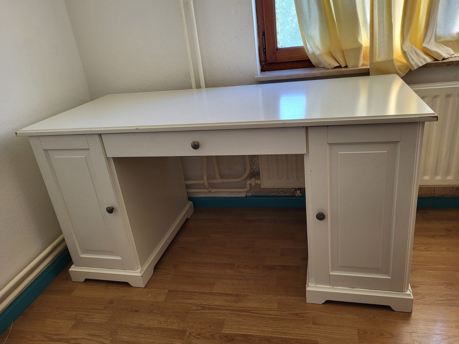 Groot wit bureau met 2 kastjes en lade – €45, Huis en Inrichting, Ophalen, Gebruikt, Hout, Computerbureau