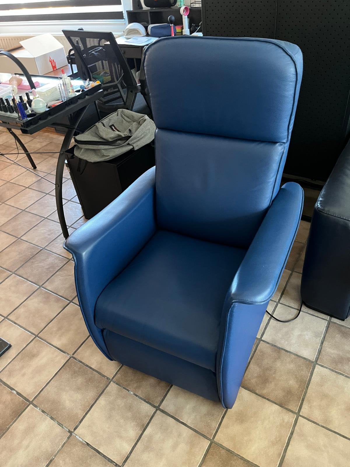 Blauwe electrisch bedienbare stoel / fauteuil van leer, Huis en Inrichting, Fauteuils, Ophalen, Zo goed als nieuw, Leer
