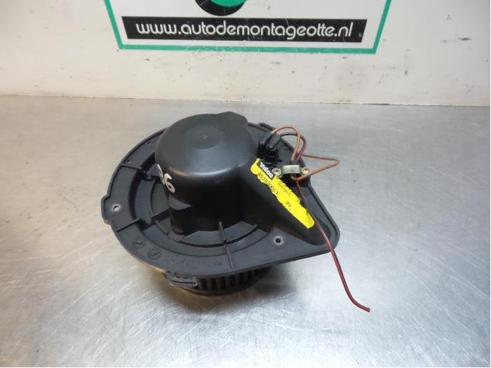 Kachel Ventilatiemotor van een Volkswagen Passat (Passat 88-, Gebruikt, -, Volkswagen, -