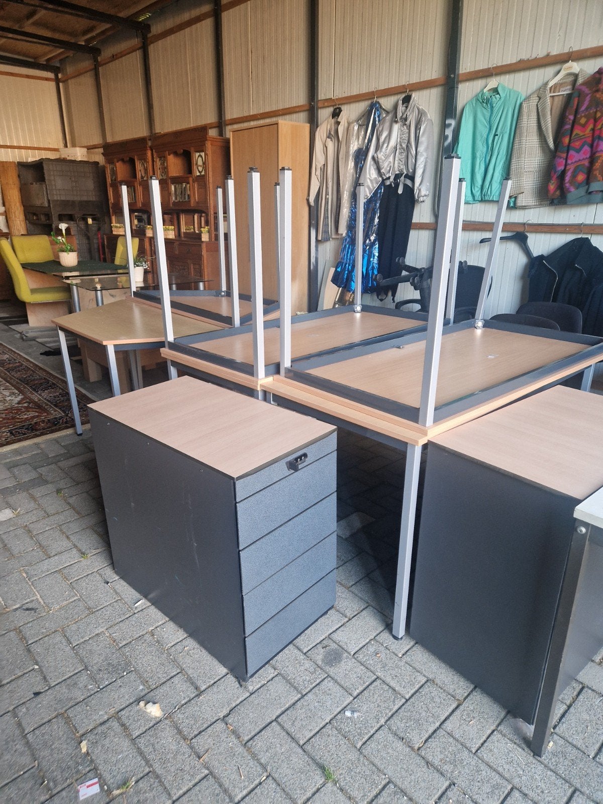 Te koop bureaus tavels en stoelen en kastje, Ophalen of Verzenden