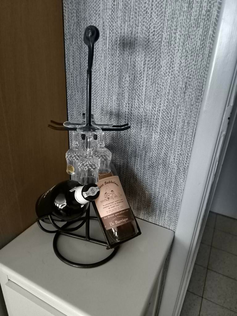 Ijzeren fles en glas houder met houten handvat, Ophalen