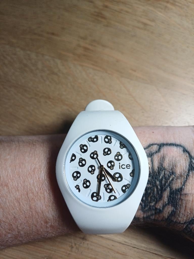 Montre ICE - collection Skull, Bijoux, Sacs & Beauté, Montres | Femmes, Montre-bracelet, Autres marques, Enlèvement ou Envoi, Synthétique