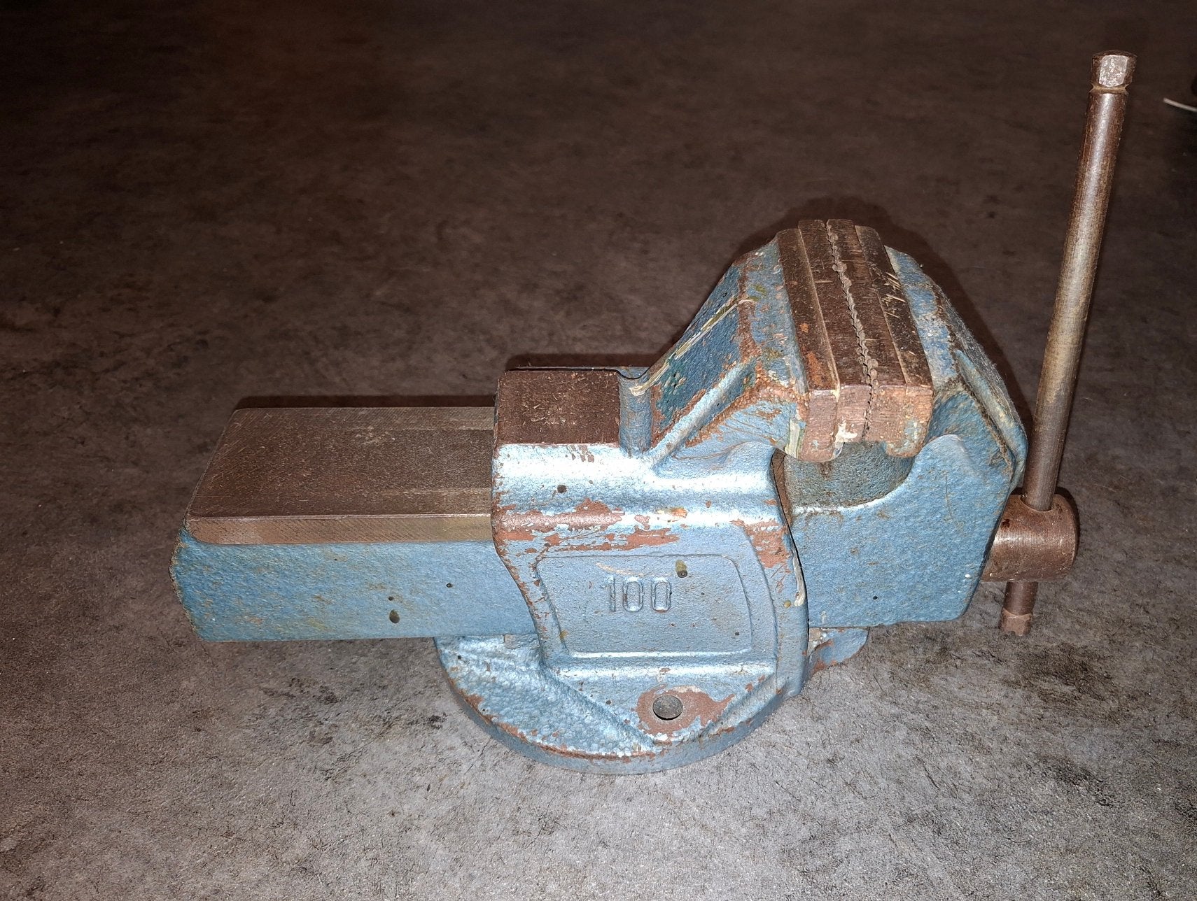 Etau robuste pour etabli, Enlèvement, Utilisé, Moins de 70 cm, Étau