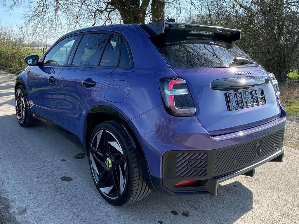 Abarth 600e e-600 54 kWh Scorpionissima Scorpionissima Full, Auto's, 281 pk, Gebruikt, Zwart, Overige kleuren