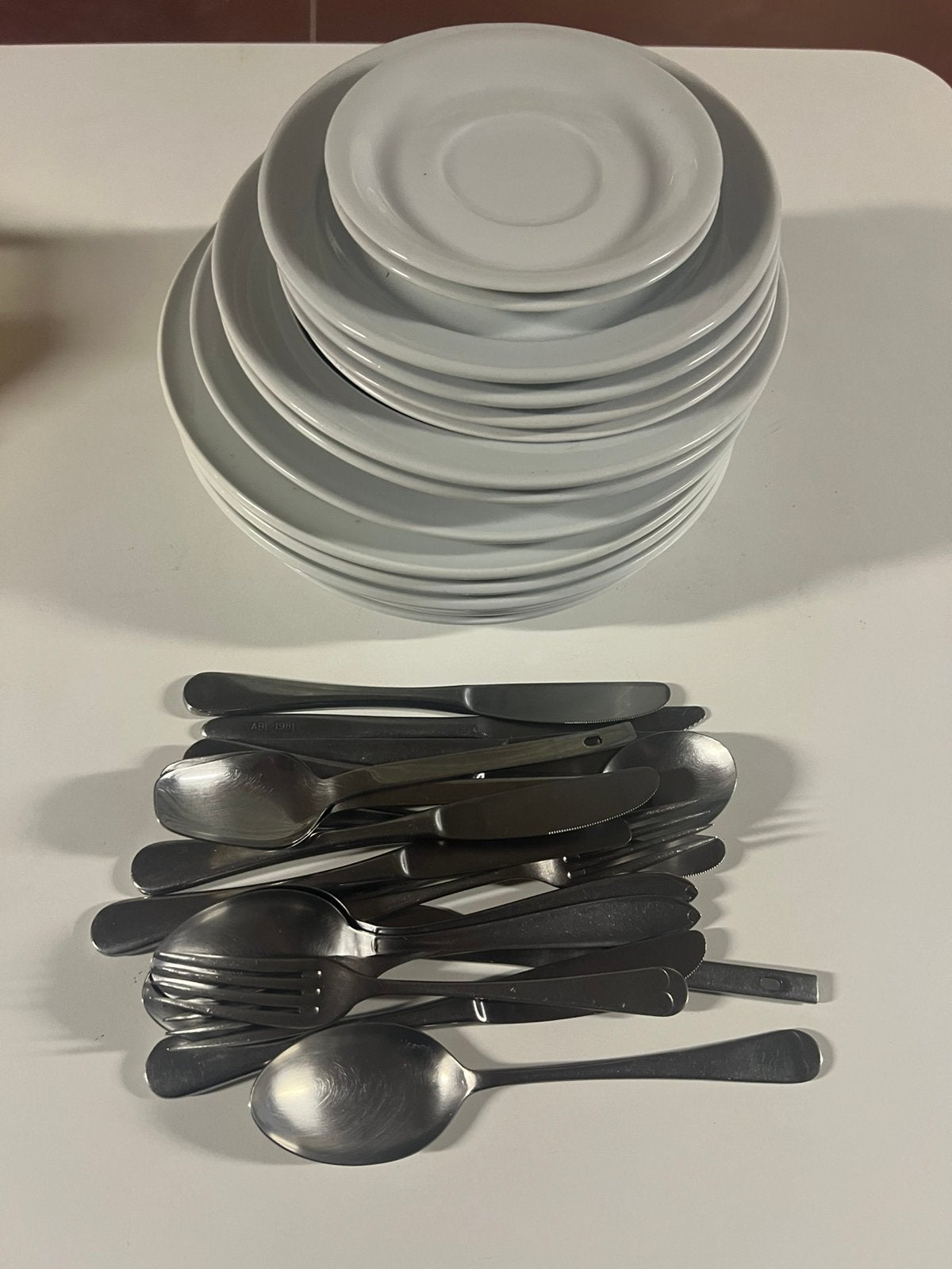 Set borden en bestek, Maison & Meubles, Cuisine | Vaisselle, Enlèvement, Comme neuf, Assiettes(s)