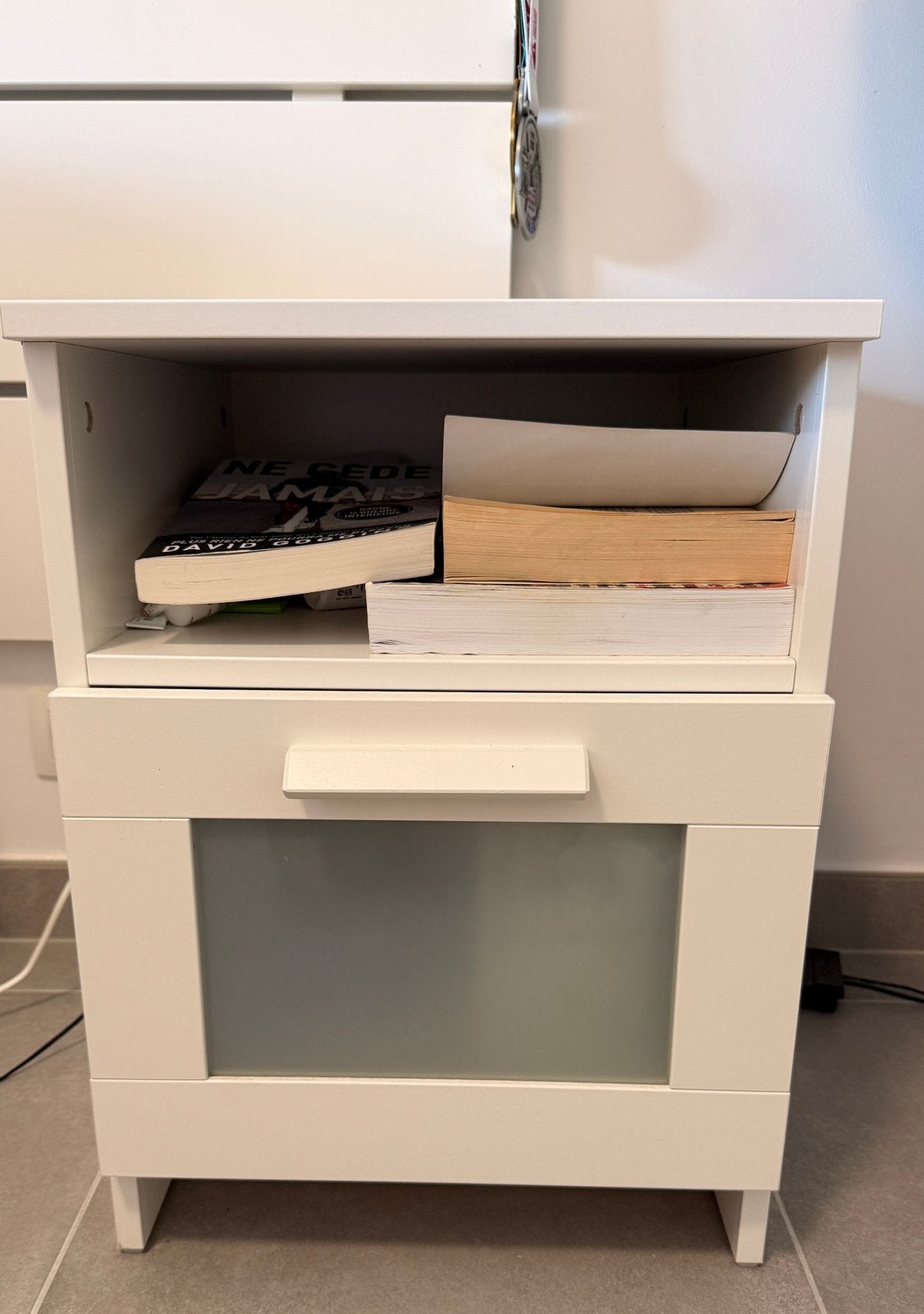 Lot de deux tables de chevet (non demontées), Enlèvement, Utilisé