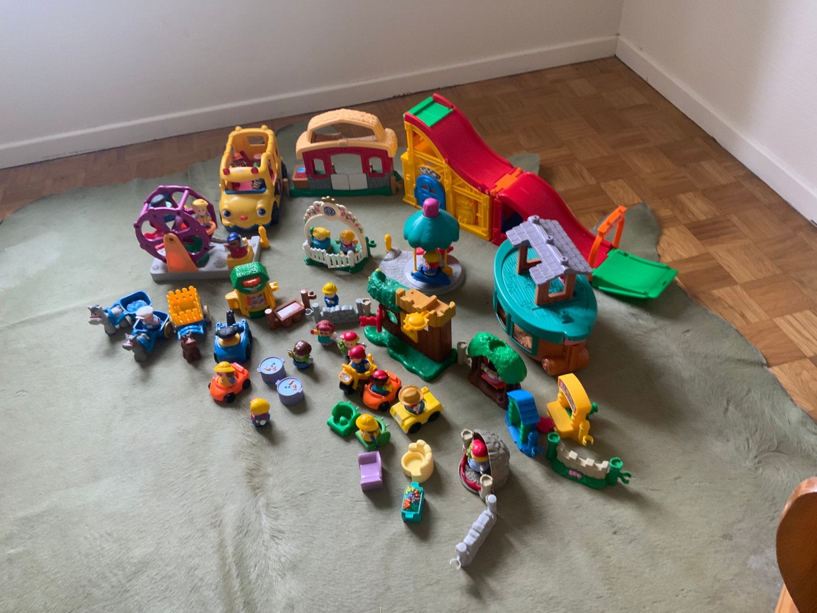 Fisher-Price speelset met gebouwen, voertuigen en poppetjes, Ophalen, Zo goed als nieuw, Speelset