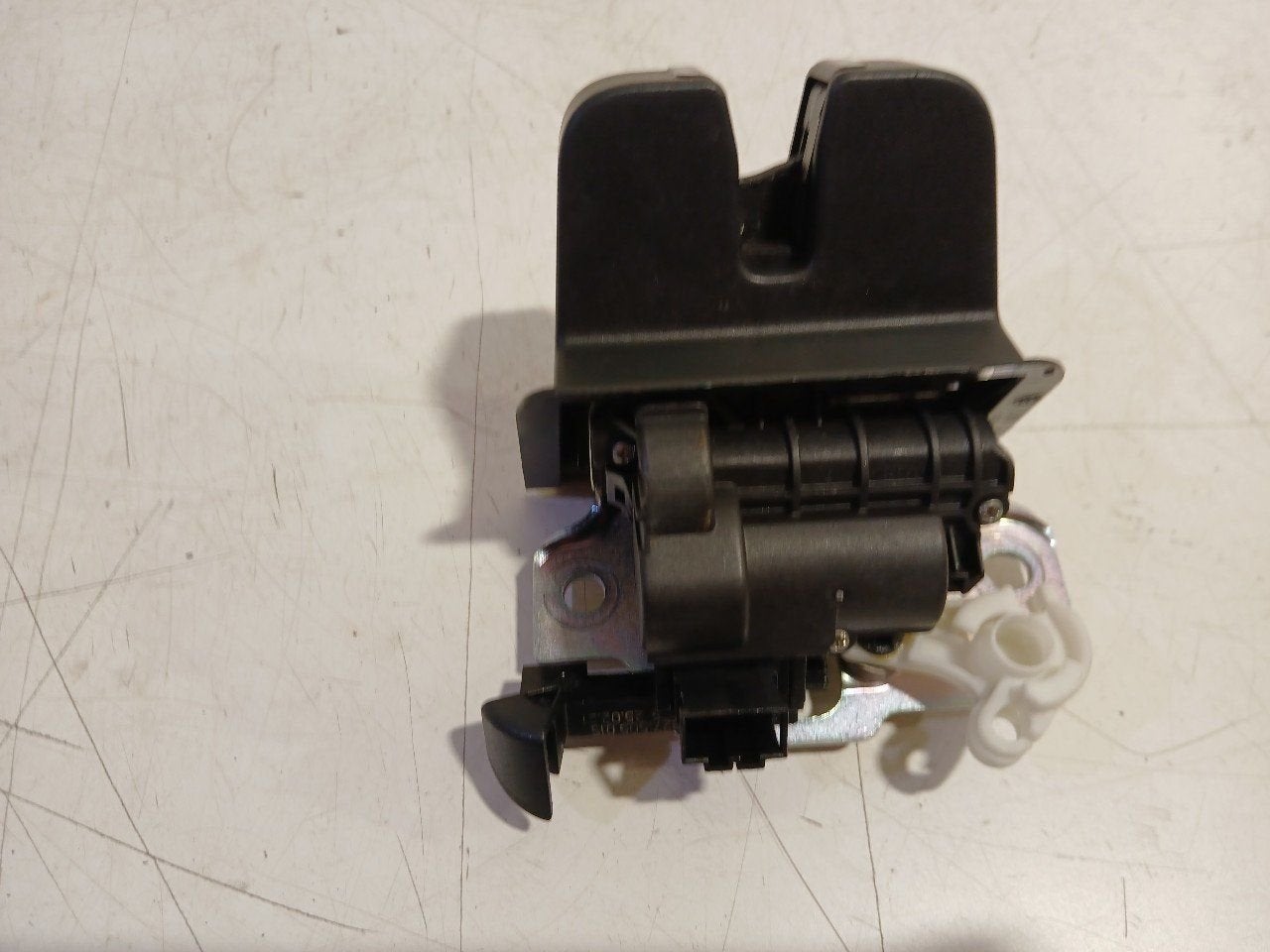 Slot mechaniek kofferdeksel achterklep elektrisch Skoda Enya, Onderdelen@venauto.nl, Van der Ven Autorecycling B.V., Ettenseweg 76, 4706 PB Roosendaal, The Netherlands