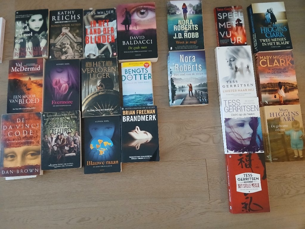 Groot lot boeken thriller en roman oa Nora Roberts, ..., Ophalen