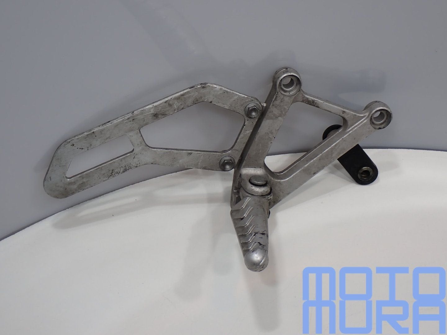 Voetsteun rchts voor de Aprilia RSV Mille 1000 1998 - 2003 G, -, Utilisé, -, -