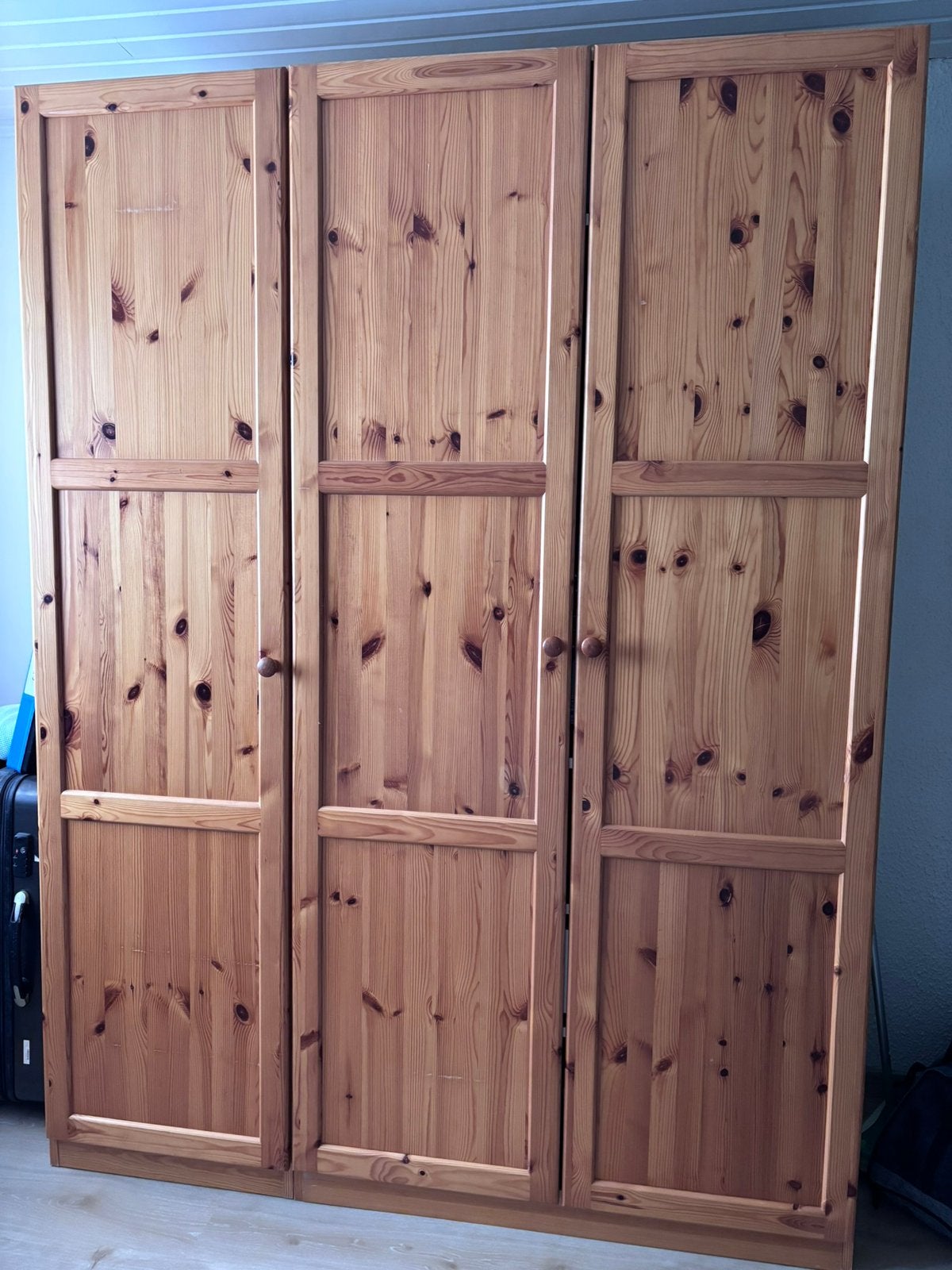 Armoire, 100 à 150 cm, Utilisé, Avec tablette(s), Pin