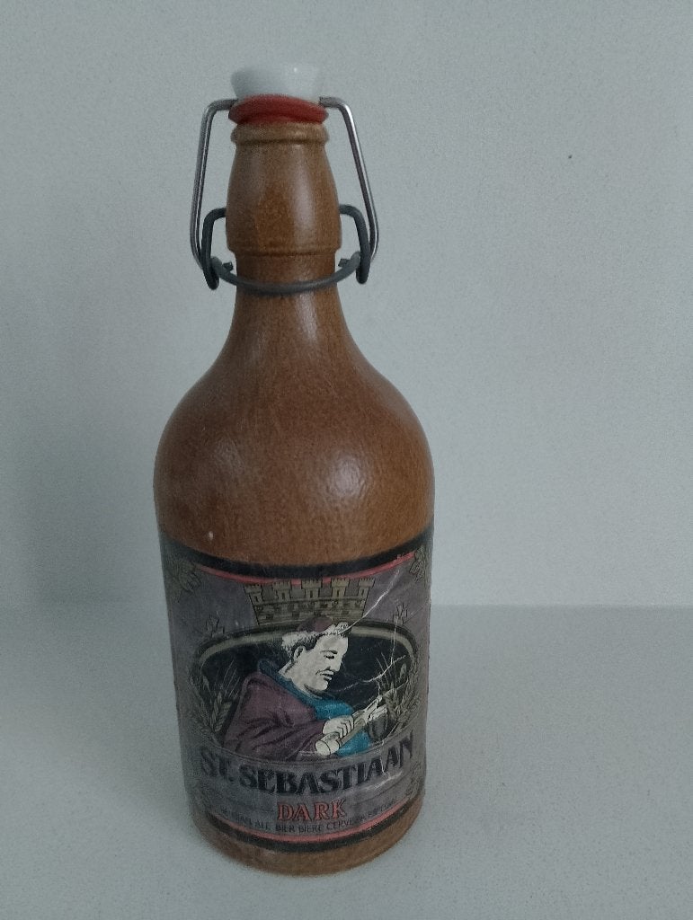 St. Sebastiaan Dark : stenen fles voor bier, Verzamelen, Ophalen of Verzenden, Gebruikt, Flesje(s), Overige merken