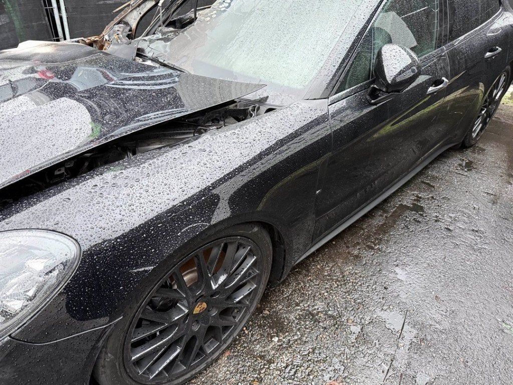 AILE AVANT GAUCHE Porsche Panamera Sport Turismo (971H), Porsche Deutschland GmbH, Porscheplatz 1
70435  Stuttgart, DE, Garde-boue