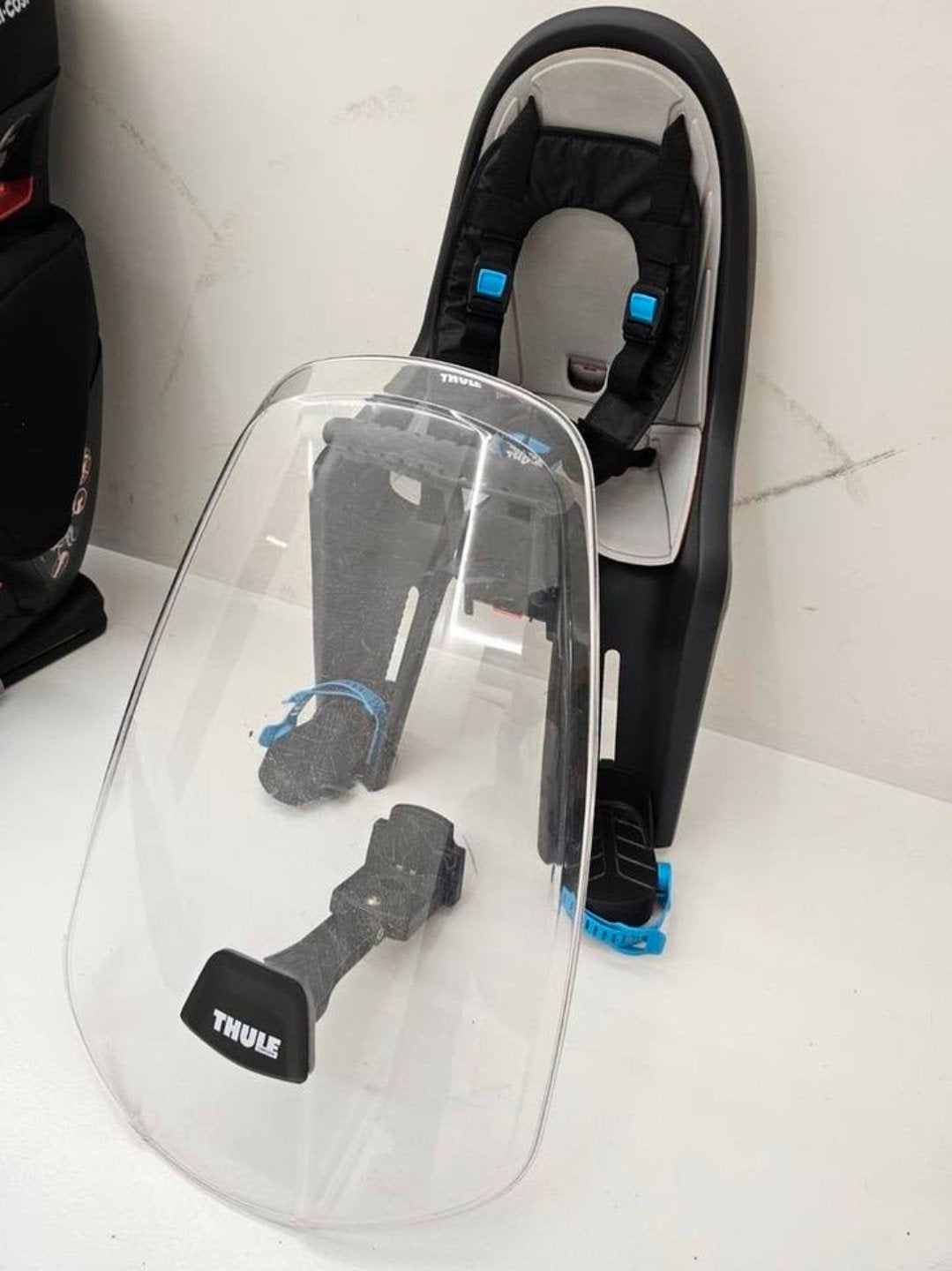 Fietstoel Thule met scherm, Ophalen