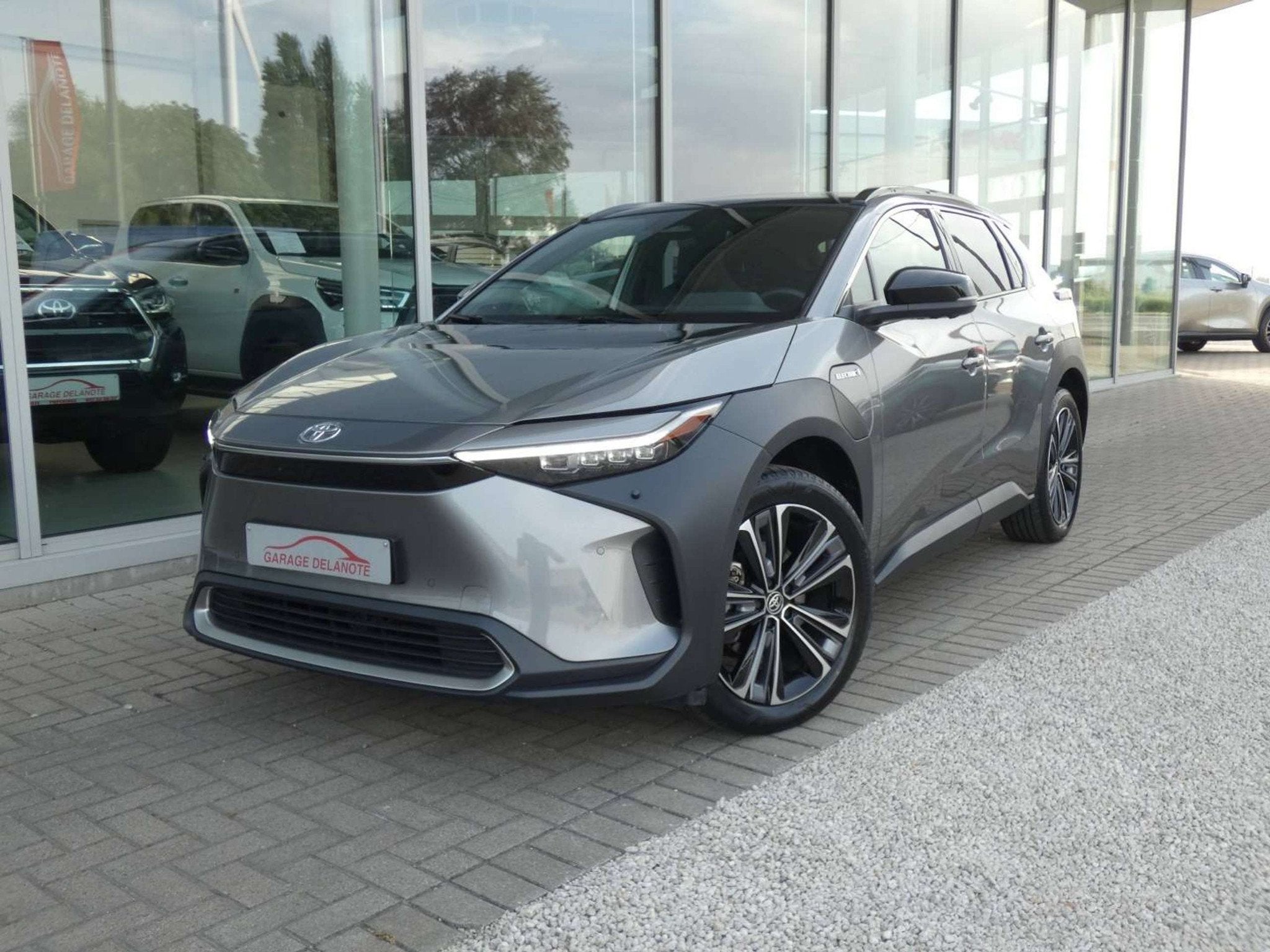 Toyota Bz4x AWD PREMIUM +Trekhaak +Pano dak +LEDER +JBL +360, Automaat, Gebruikt, Zwart, https://public.car-pass.be/vhr/cb33ca1f-eb57-4143-86f7-ab0ecea43c2b