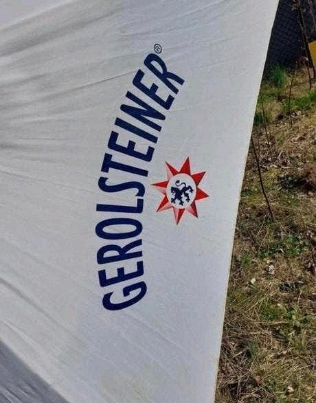Grote vierkante Gerolsteiner parasol, Ophalen