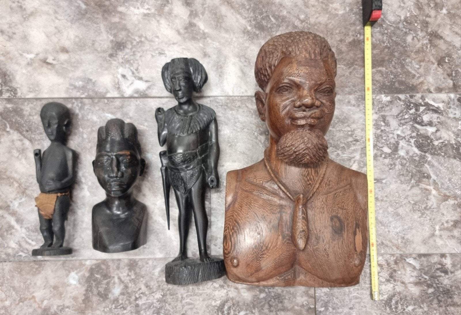 lot van 4 houten Afrikaanse beelden, Ophalen