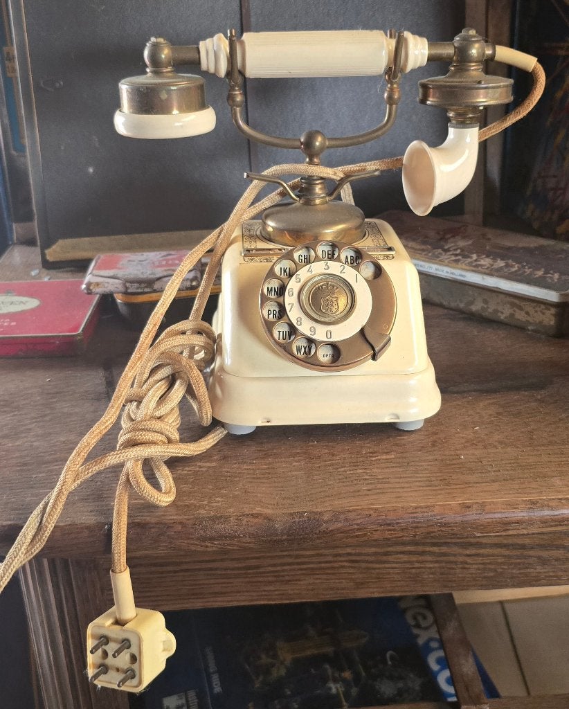 Antique Danish rotary telephone with a stylish handset and, Enlèvement ou Envoi