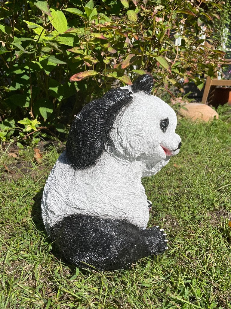 Beeld Panda schuin gazon, tuin, dierentuin  40cm, Ophalen, Nieuw, Kunststof, Dierenbeeld
