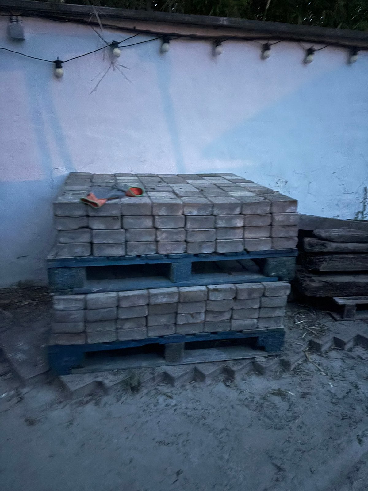 Gratis Betonklinkers getrommeld +-10m2, Ophalen, Zo goed als nieuw