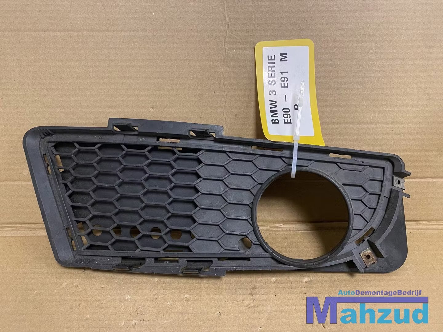 BMW 3 SERIE E90 E91 rechts bumper rooster 2004-2012, Auto-onderdelen, Carrosserie, Petuelring 130
80788  Munich, DE, Gebruikt