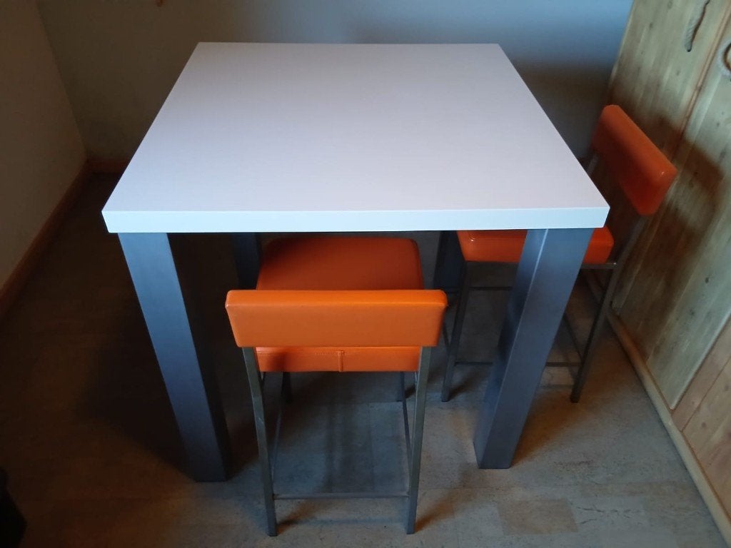 Moderne witte bartafel en 2 oranje barkrukken, Ophalen, Zo goed als nieuw