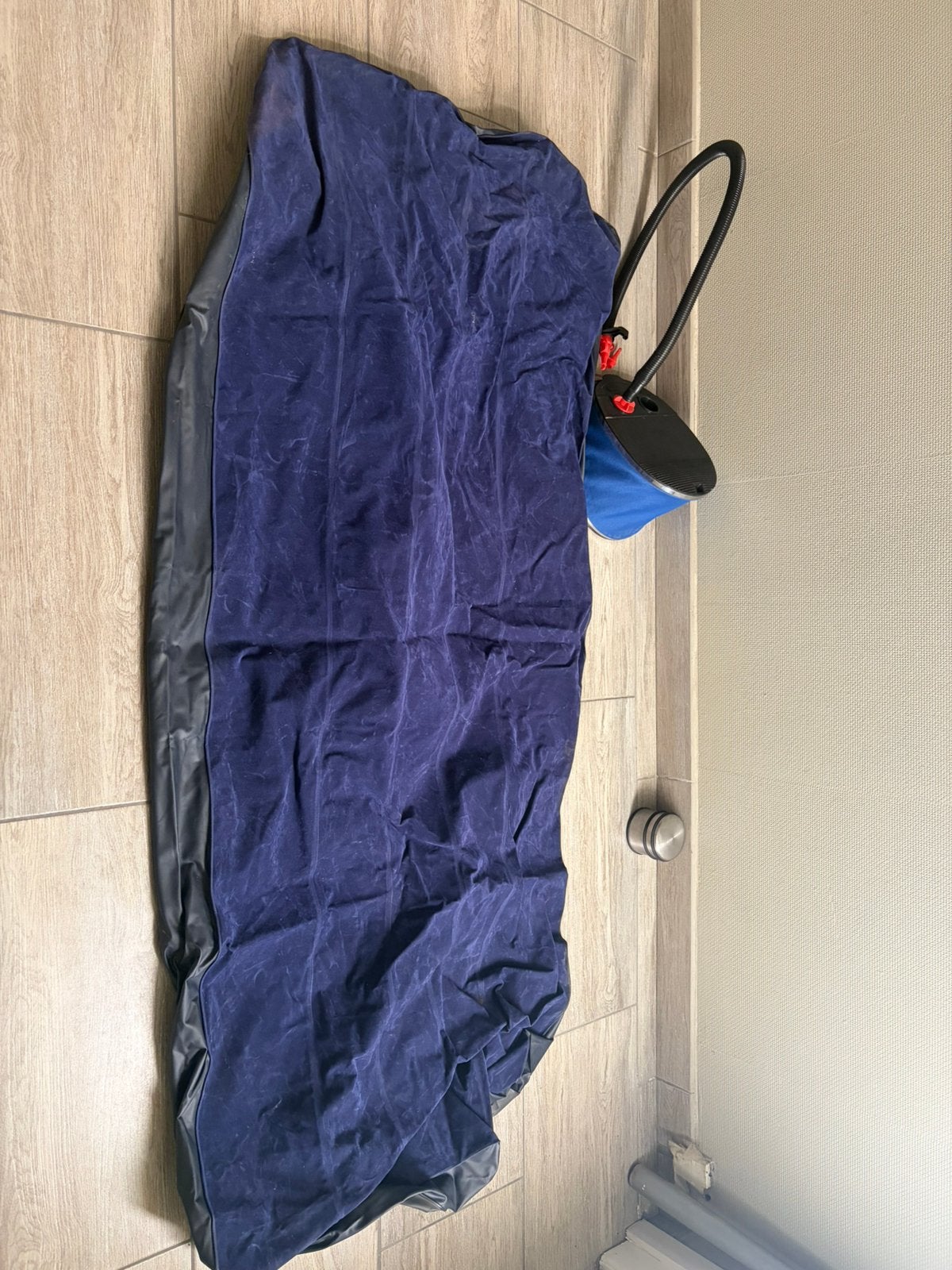 Opblaasbare matras 1 pers + pomp, Ophalen, Zo goed als nieuw