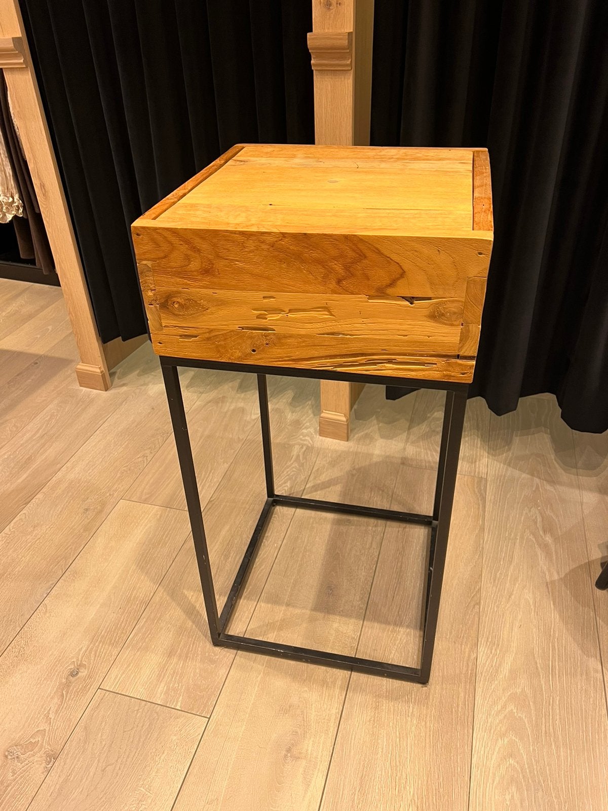 2 industriële houten bijzettafels, Ophalen