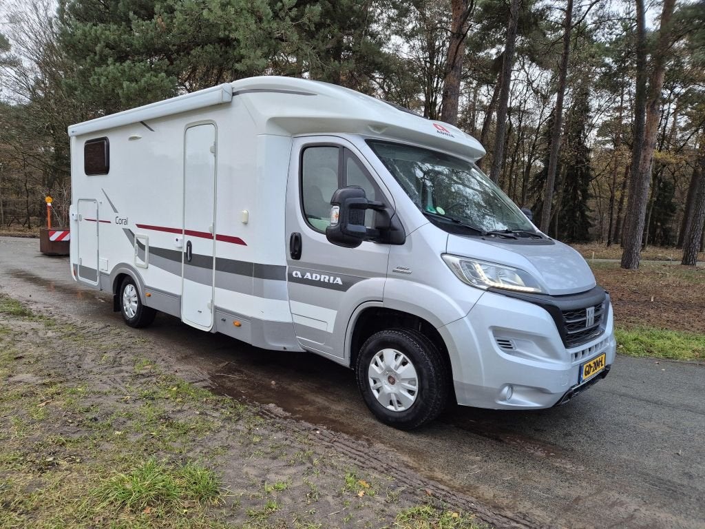 Adria Coral Axess 600 SL TWINBED airco el ram TV, Caravans en Kamperen, Mobilhomes, Bedrijf, Adria, Half-integraal