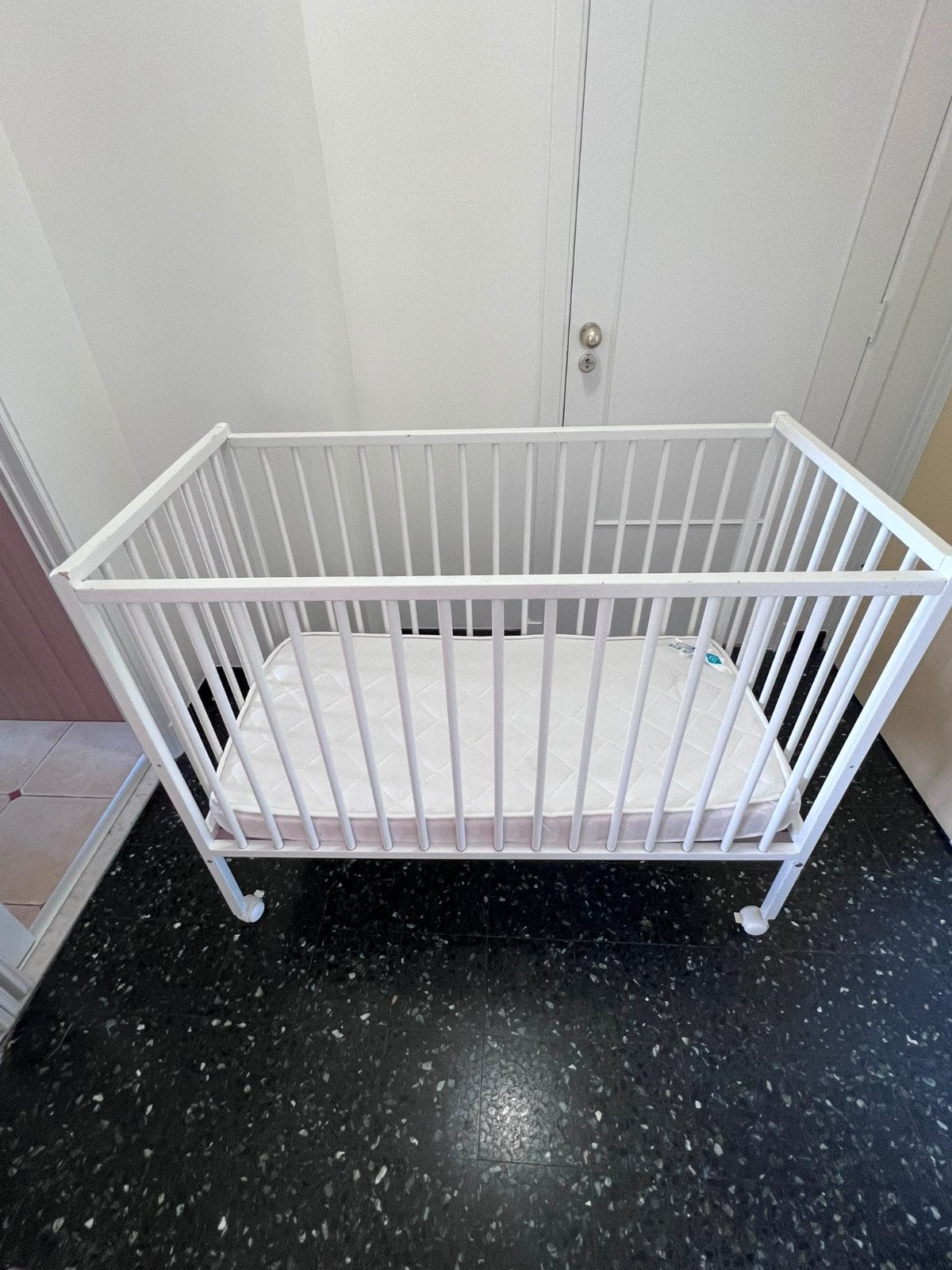 Lit Combelle à barreaux blanc pour bébé avec roulettes, Enfants & Bébés, Berceaux & Lits, Lit, Enlèvement