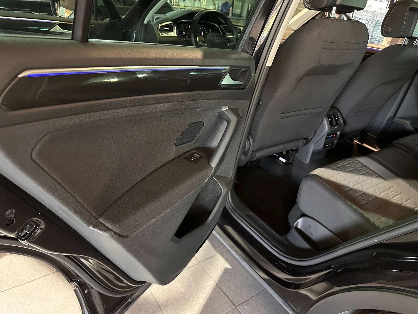 Volkswagen Tiguan Tiguan 1.5 TSI Elegance OPF DSG (bj 2021), Automaat, Stof, 4 cilinders, Zwart