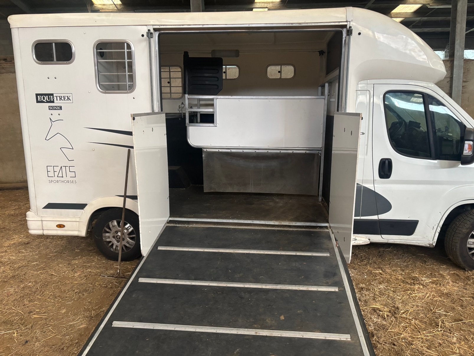 Paardencamionette Equi Trek Sonic 2019 weinig km, Enlèvement, Utilisé