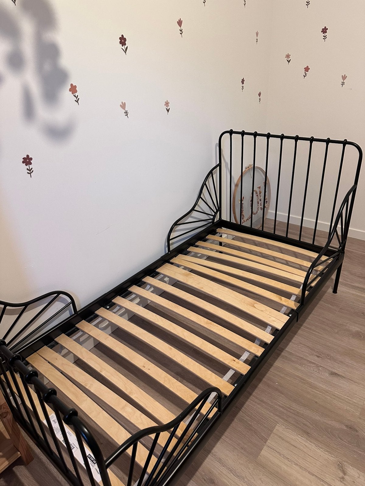 IKEA MINNEN meegroeibed zwart + LURÖY lattenbodem, Ophalen, Zo goed als nieuw, Lattenbodem