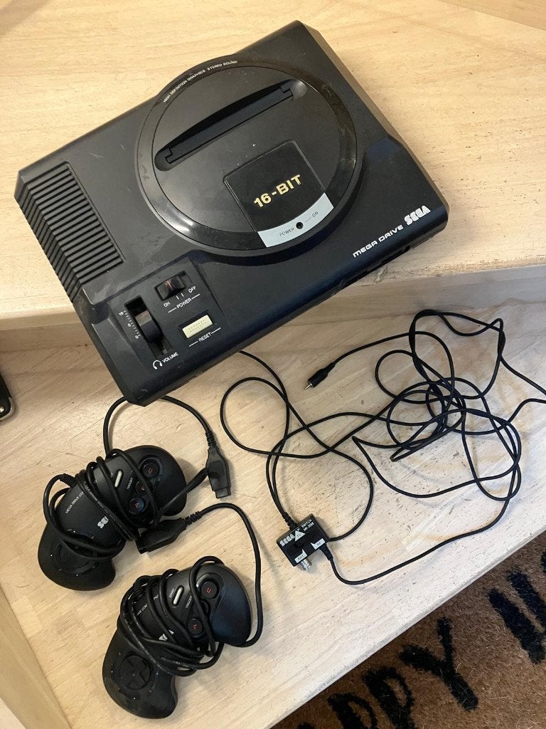 SEGA Mega drive 16 bit, Games en Spelcomputers, Spelcomputers | Sega, Ophalen, Gebruikt, Met 2 controllers, Mega Drive