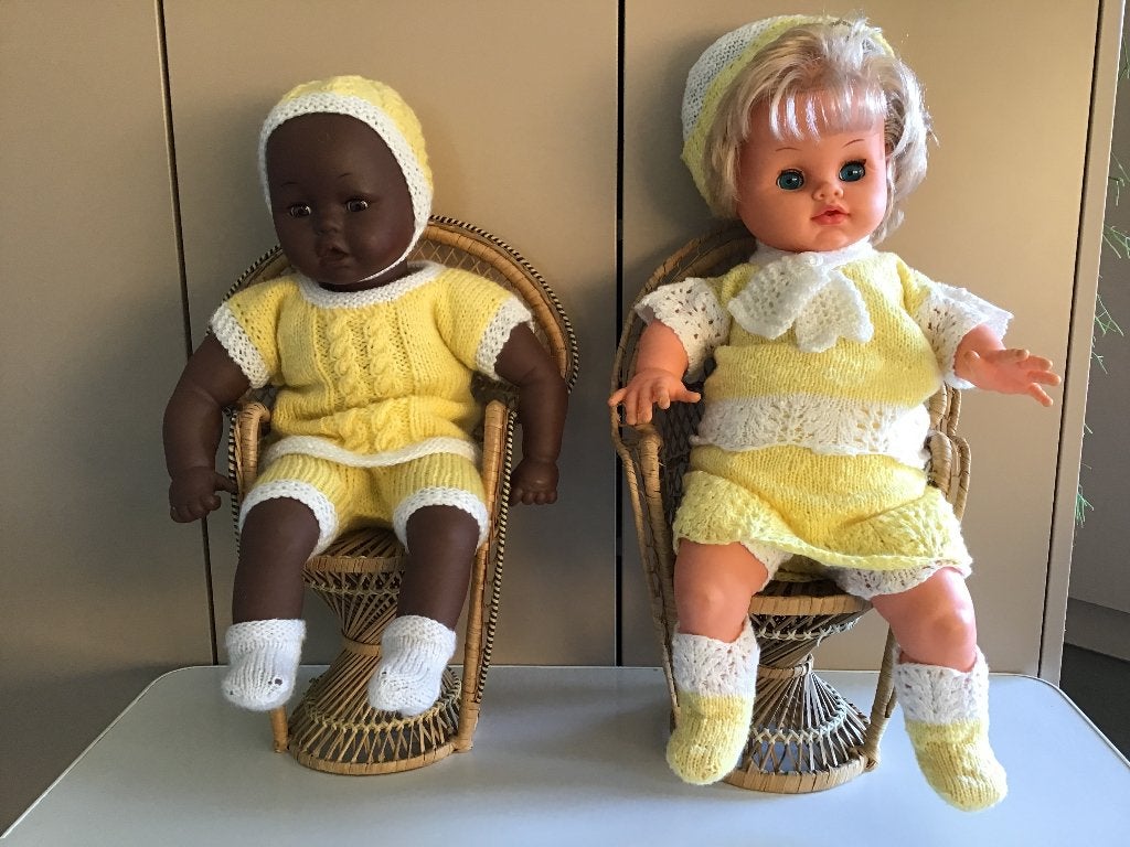 2 belles poupées avec des vêtements tricotés, Enlèvement ou Envoi, Comme neuf, Poupée