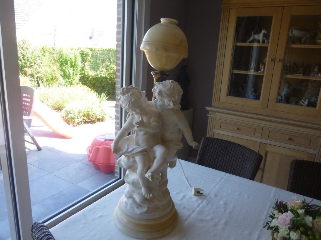 albast beeld met lamp, Enlèvement