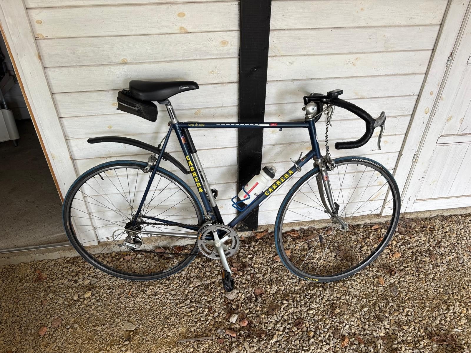 antieke retrofiets (carrera), Ophalen