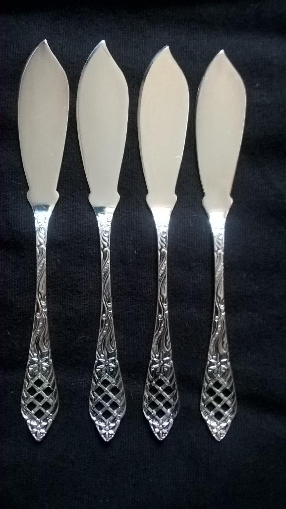 4 verzilverde botermesjes, Ophalen of Verzenden