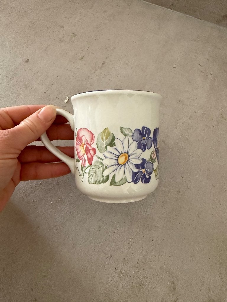 Tasse blanche motifs fleurs, Enlèvement ou Envoi, Neuf, Tasse(s) et/ou soucoupe(s)