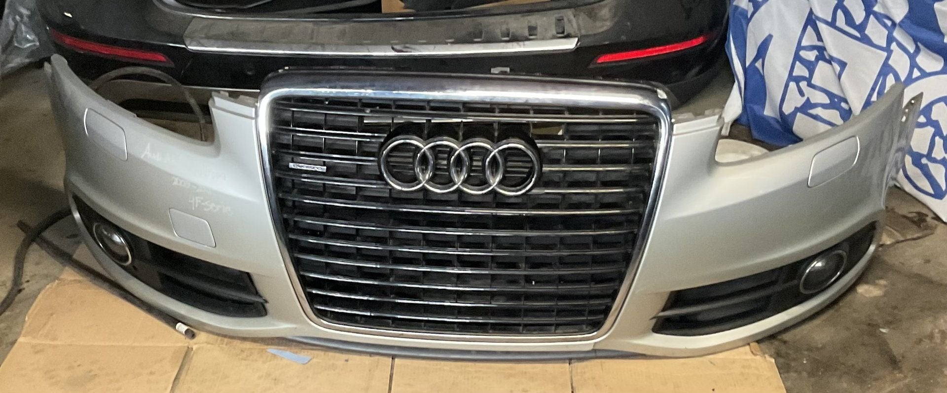 Audi A6/S6/Allroad 4F-serie Voorbumper met grill en mistlamp, -, Origine de la pièce connue, Utilisé, -