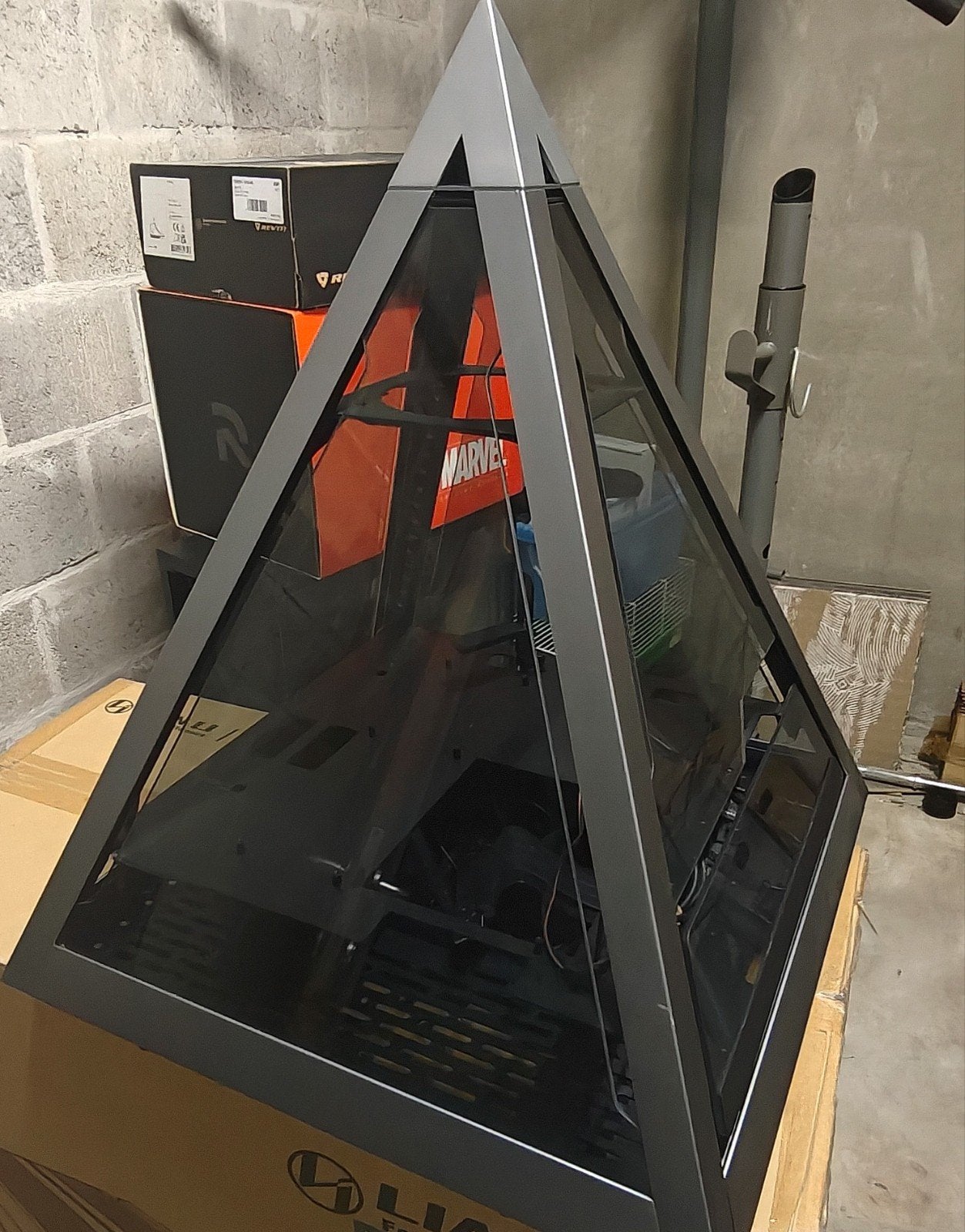 Azza Pyramid 804, Informatique & Logiciels, Boîtiers d'ordinateurs, Utilisé, Enlèvement