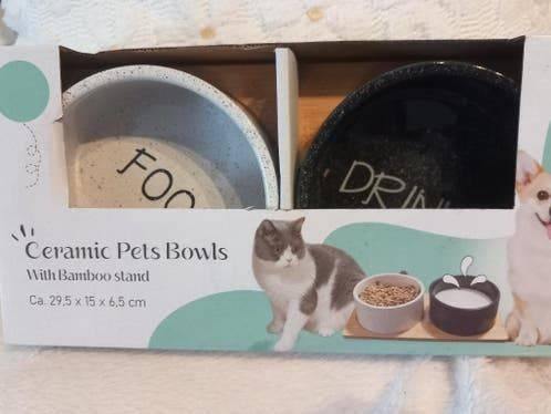 Eet en drinkbakje voor hond of kat met houten onderzetter, Enlèvement ou Envoi, Neuf