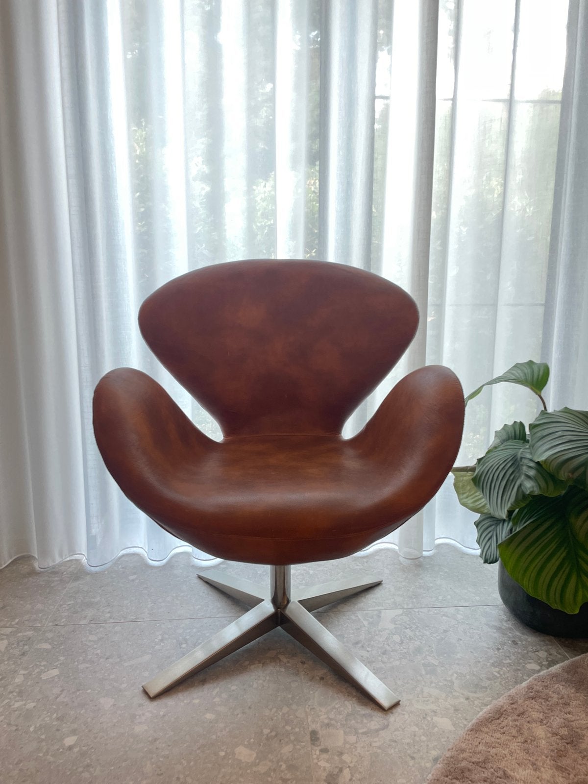 Design stoel geinspireerd op SWAN CHAIR, Huis en Inrichting, Ophalen, Zo goed als nieuw