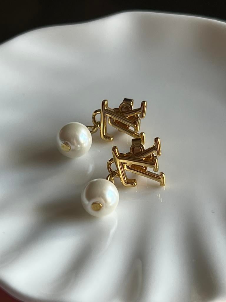 Louis Vuitton LV iconic louis oorbellen met Parels, Hangers, Ophalen of Verzenden, Zo goed als nieuw, Goud