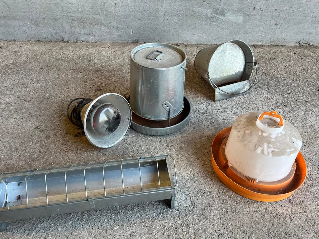 Kippen voeder en drink bakjes, Ophalen, Zo goed als nieuw