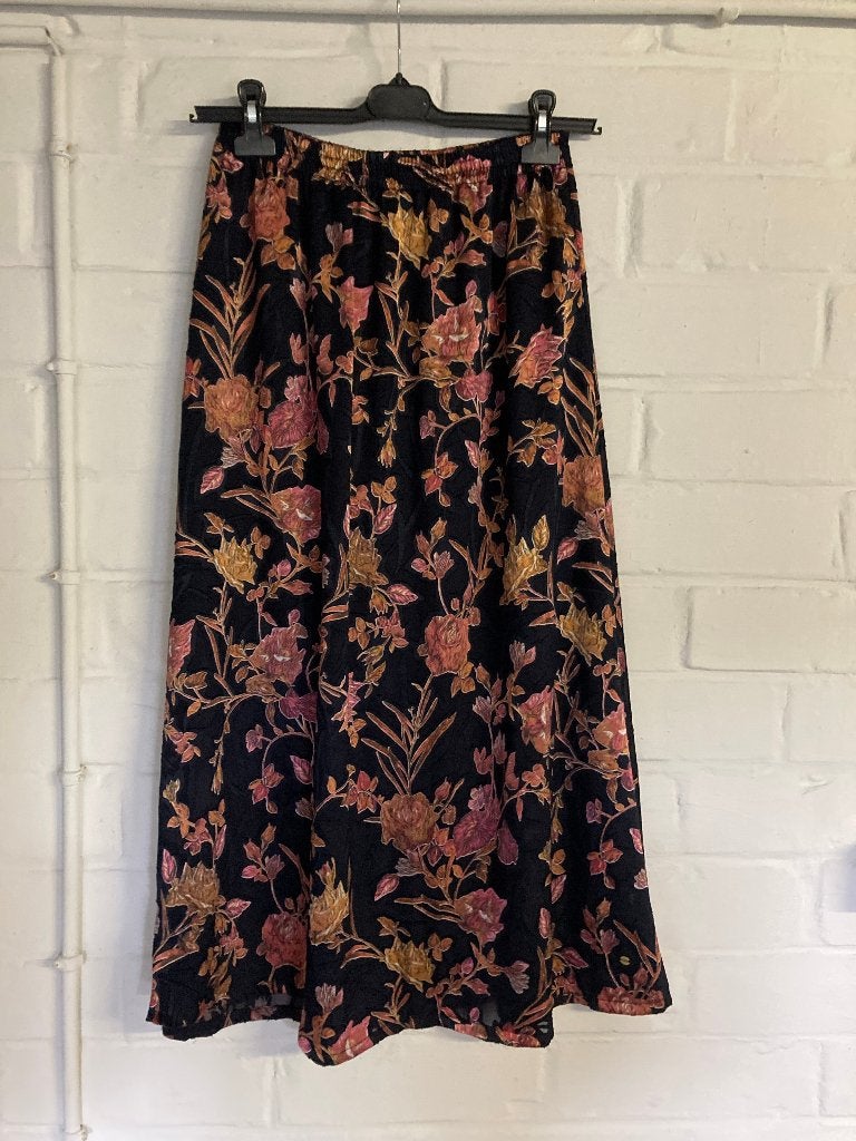 Zwarte met bloemen lange rok, Terre Bleue, maat 40, Maat 38/40 (M), Ophalen of Verzenden, Zo goed als nieuw, Onder de knie
