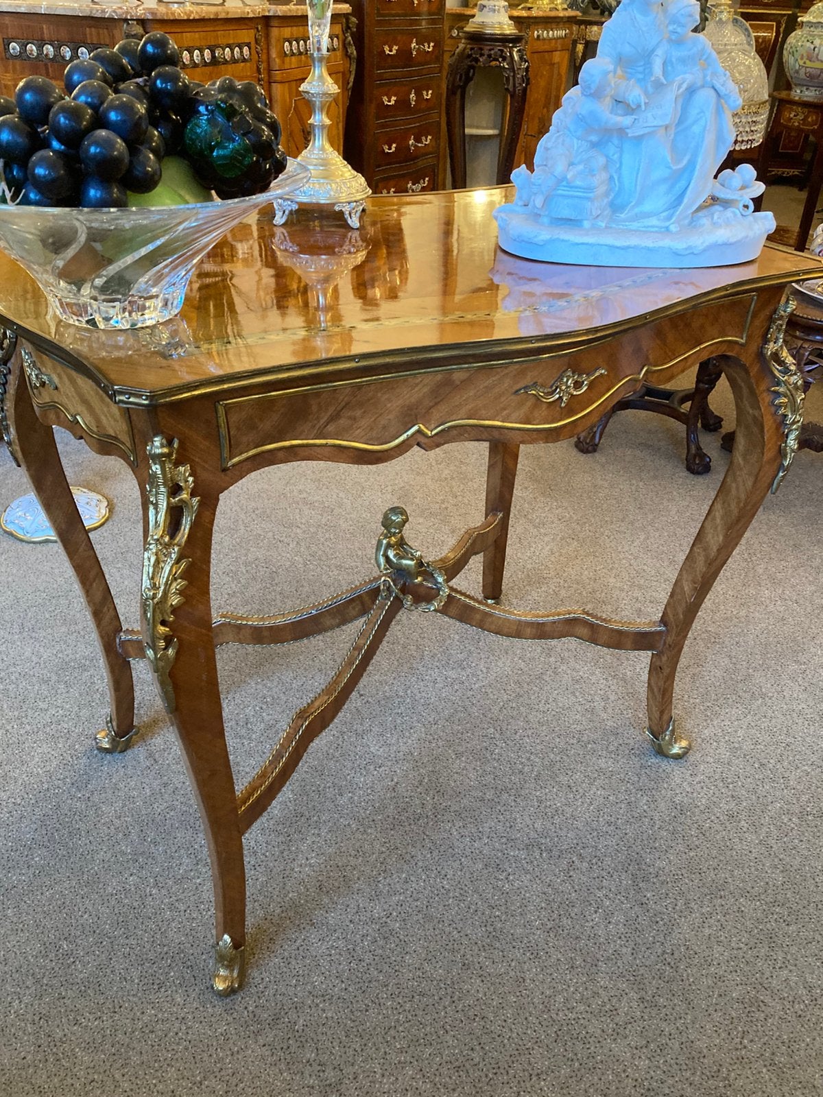 Prachtige antieke marqueterie gebogen tafel vol met brons, Ophalen