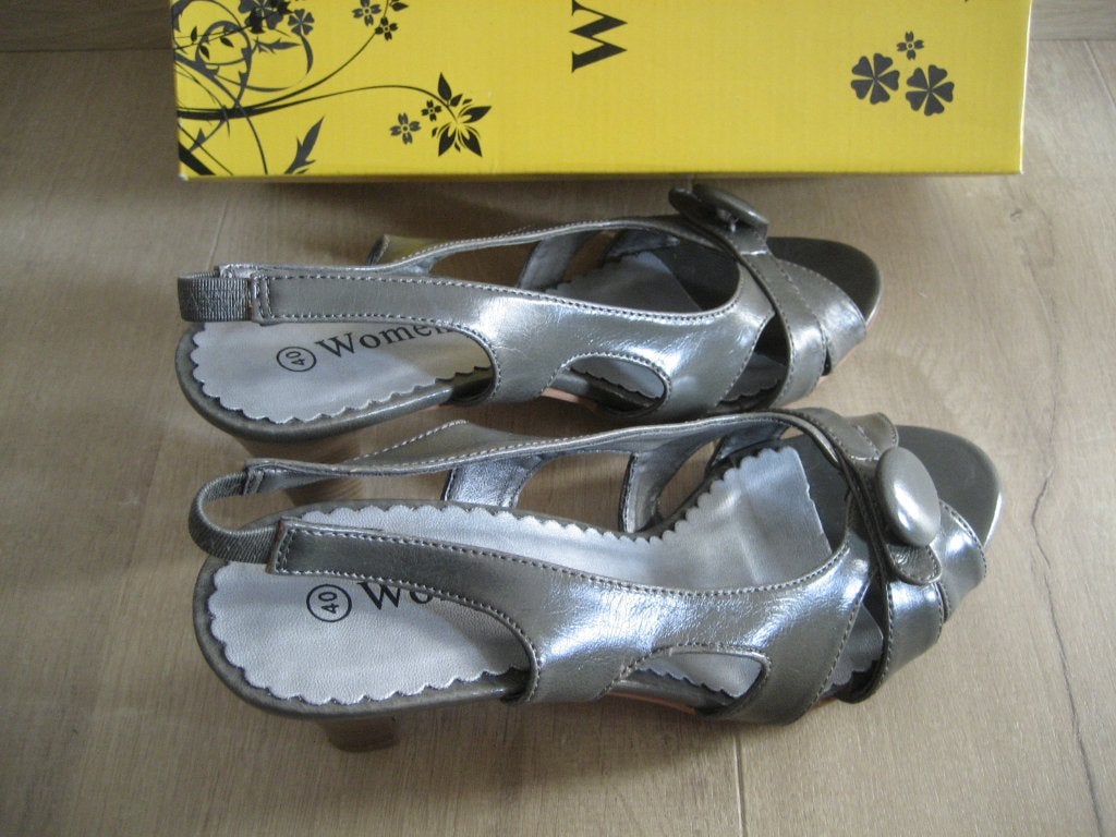 [Nieuw!] Sandaal met klein hakje 'Women' (maat 40), Kleding | Dames, Nieuw, Grijs, Sandalen of Muiltjes, Ophalen of Verzenden