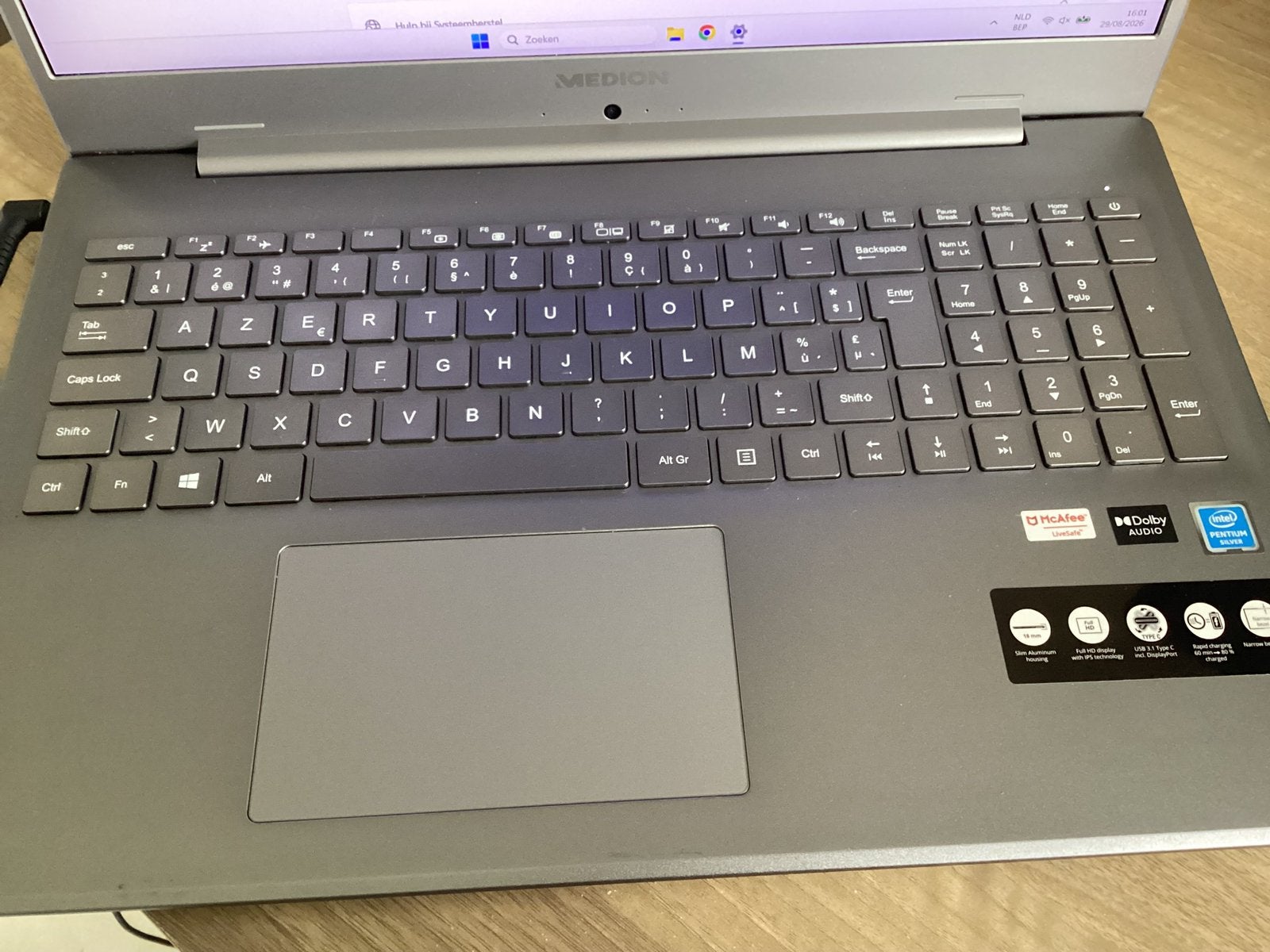 Medion 17,3 scherm, Computers en Software, Windows Laptops, Ophalen, Zo goed als nieuw, 8 GB, SSD
